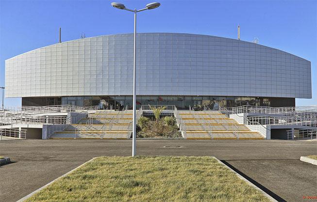 O Centro de Curling Cubo de Gelo possui um design bastante simplista o que, segundo os organizadores, é para simbolizar a democracia dos Jogos / Foto: Sochi 2014/Divulgação